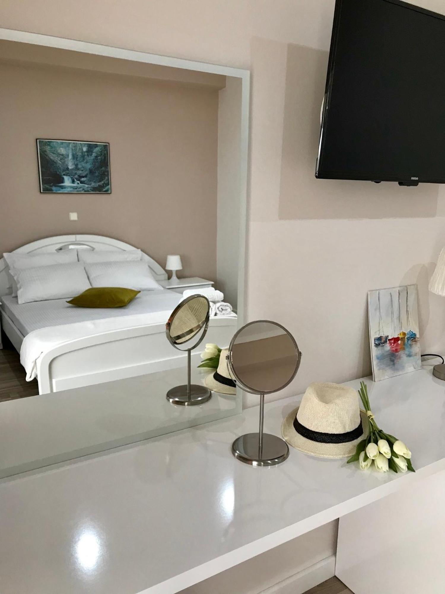 Joy Hotel Sarande Ngoại thất bức ảnh